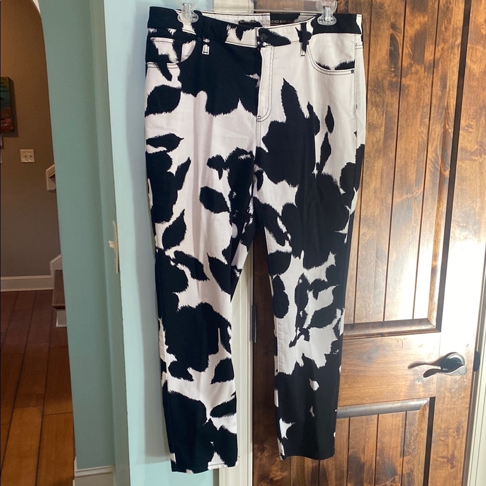 Chico’s So Slimming Girlfriend Slim Leg Ankle. Black and White. Size 14. So cute